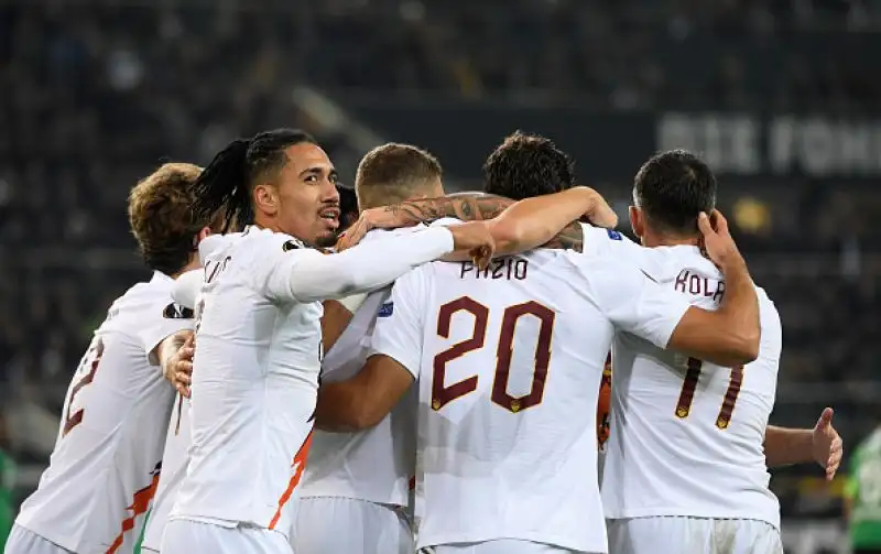 Delusione cocente Roma: ko al 95', in Europa ora è dura. Sconfitta amarissima per i giallorossi sul campo del Borussia Monchengladbach.