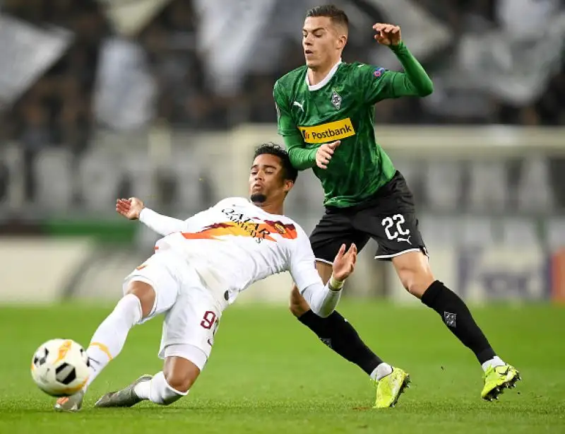 Delusione cocente Roma: ko al 95', in Europa ora è dura. Sconfitta amarissima per i giallorossi sul campo del Borussia Monchengladbach.