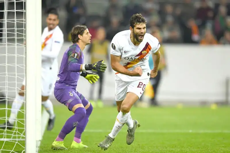 Delusione cocente Roma: ko al 95', in Europa ora è dura. Sconfitta amarissima per i giallorossi sul campo del Borussia Monchengladbach.