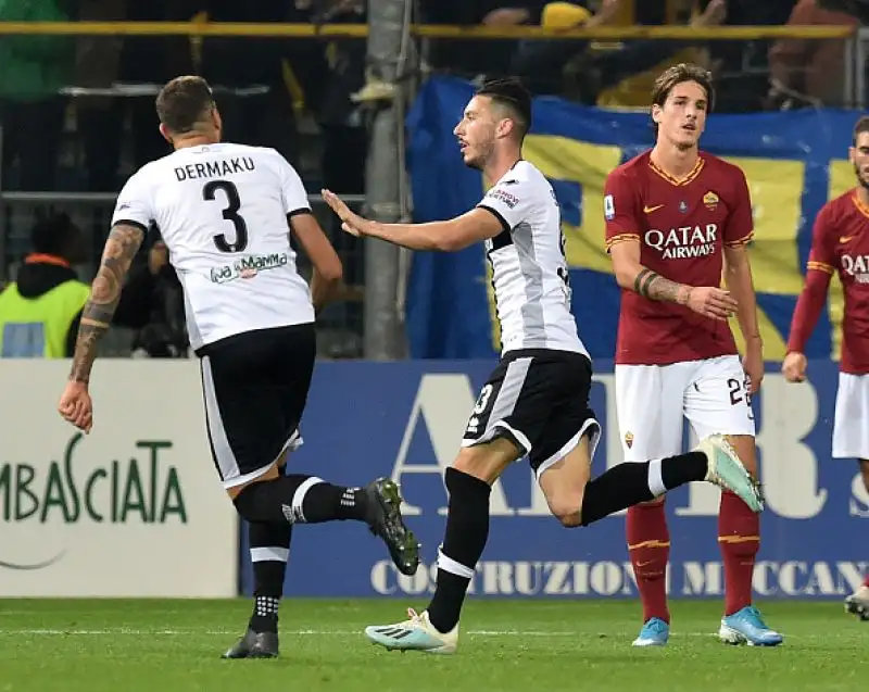 I giallorossi vengono battuti dalle reti di Sprocati e Cornelius nella ripresa e scivolano al sesto posto a 22 punti.
