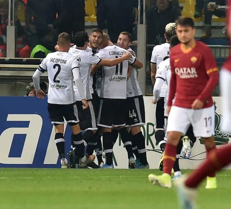 I giallorossi vengono battuti dalle reti di Sprocati e Cornelius nella ripresa e scivolano al sesto posto a 22 punti.