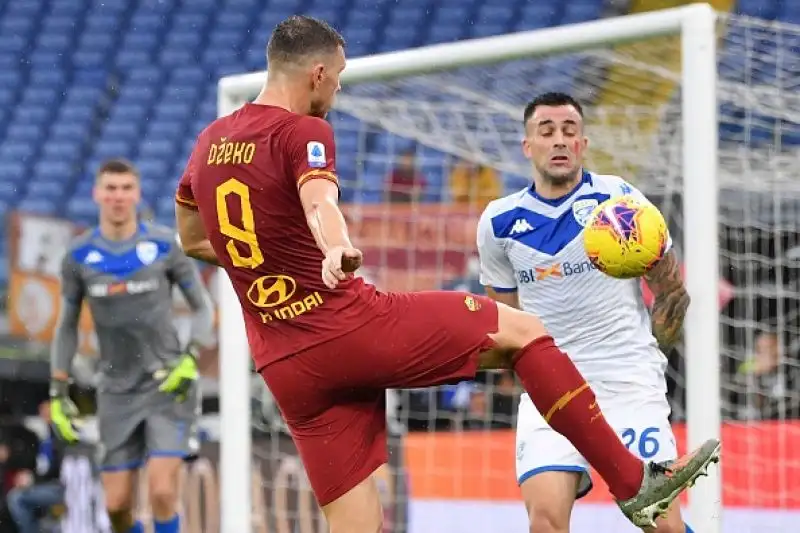 Un super Smalling trascina la Roma. Gol e due assist per il difensore nel successo sul Brescia.