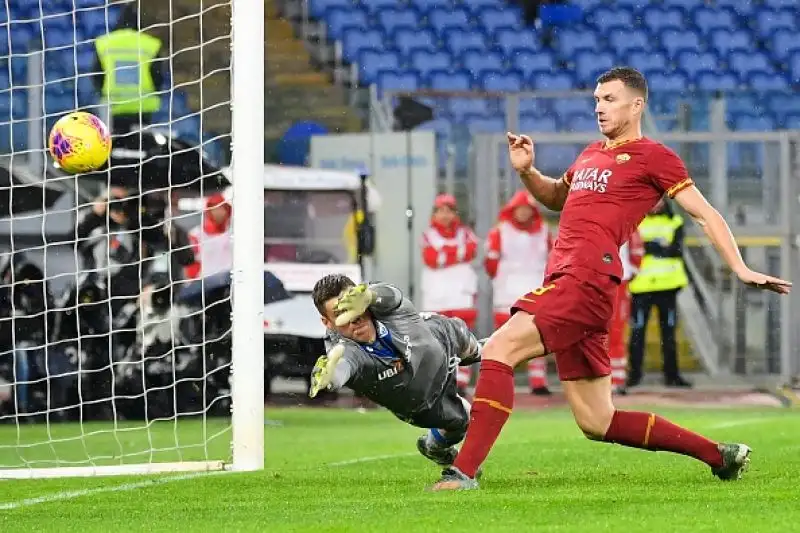 Un super Smalling trascina la Roma. Gol e due assist per il difensore nel successo sul Brescia.