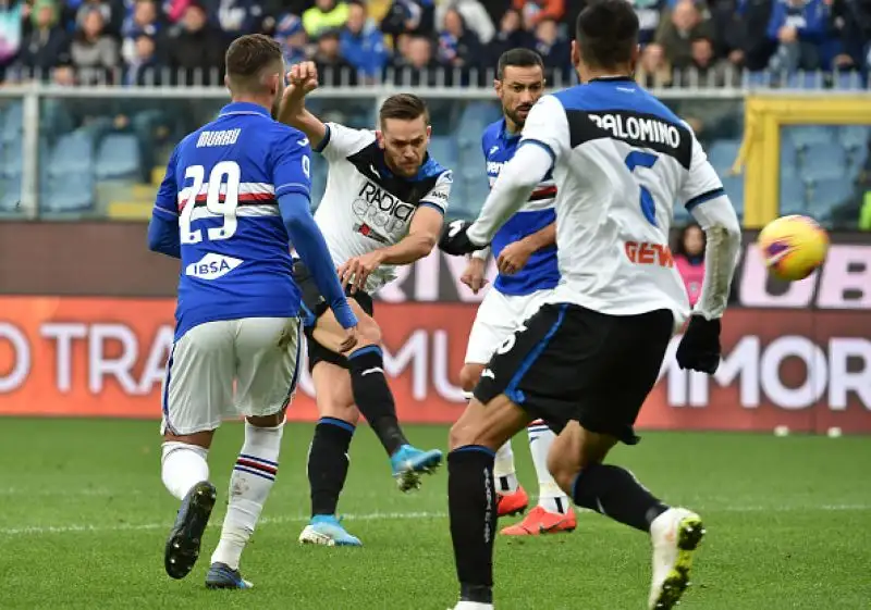 La squadra di Gasperini ora è quinta a 22 punti, la Samp è terzultima a 9.