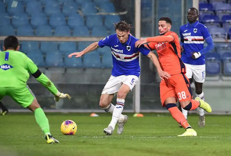 Ramirez di rigore, la Samp continua la risalita. I blucerchiati battono in rimonta l'Udinese per 2-1: decide un rigore dell'uruguaiano. Friulani in dieci per quasi tutto il secondo tempo.