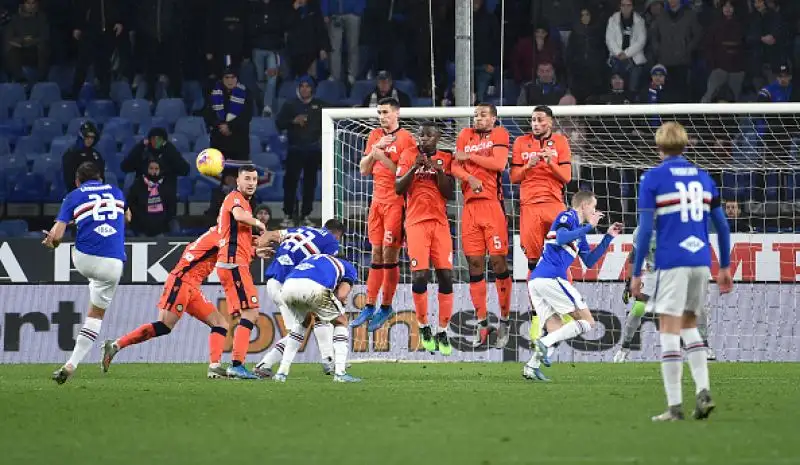 Ramirez di rigore, la Samp continua la risalita. I blucerchiati battono in rimonta l'Udinese per 2-1: decide un rigore dell'uruguaiano. Friulani in dieci per quasi tutto il secondo tempo.