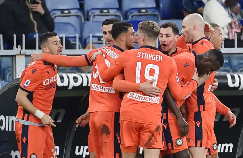 Ramirez di rigore, la Samp continua la risalita. I blucerchiati battono in rimonta l'Udinese per 2-1: decide un rigore dell'uruguaiano. Friulani in dieci per quasi tutto il secondo tempo.