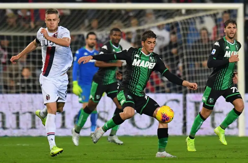 I neroverdi sono andati sul 2-0 con le reti di Caputo e Boga, gli ospiti hanno accorciato con Orsolini prima del gol del definitivo 3-1 ancora di Caputo.