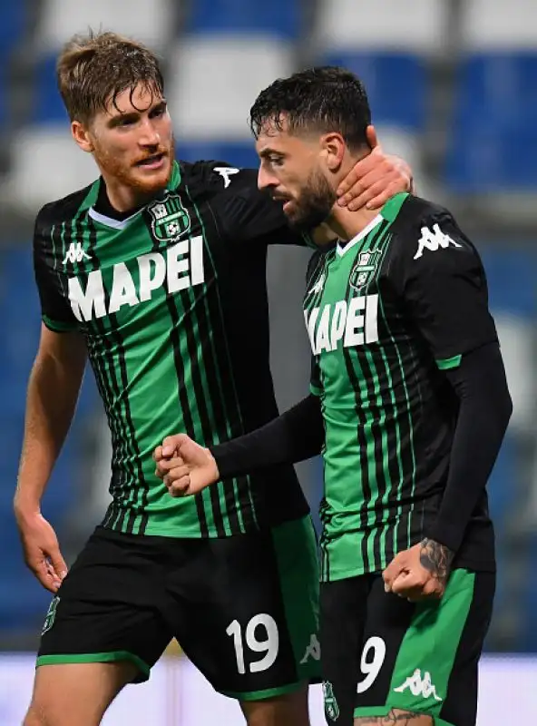 I neroverdi sono andati sul 2-0 con le reti di Caputo e Boga, gli ospiti hanno accorciato con Orsolini prima del gol del definitivo 3-1 ancora di Caputo.