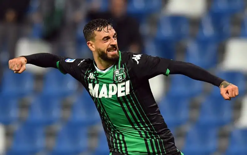 I neroverdi sono andati sul 2-0 con le reti di Caputo e Boga, gli ospiti hanno accorciato con Orsolini prima del gol del definitivo 3-1 ancora di Caputo.