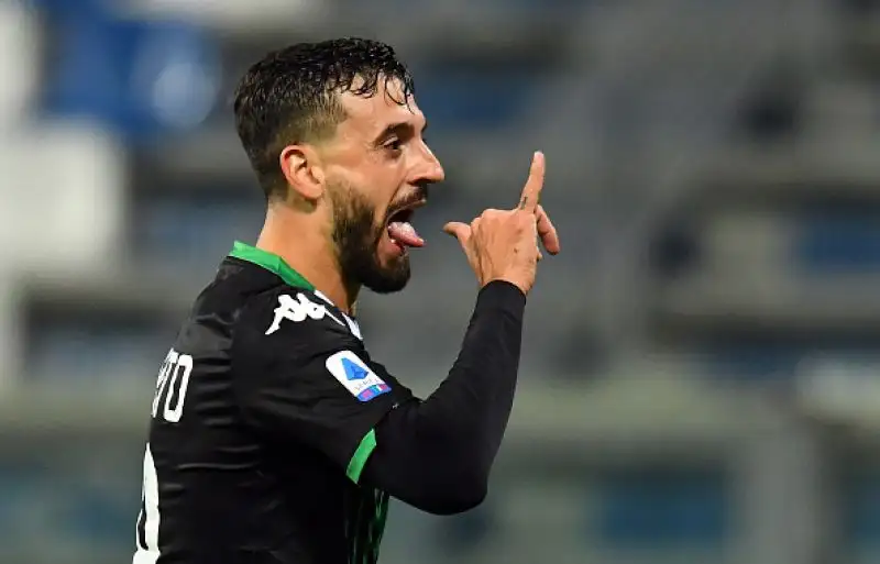 I neroverdi sono andati sul 2-0 con le reti di Caputo e Boga, gli ospiti hanno accorciato con Orsolini prima del gol del definitivo 3-1 ancora di Caputo.