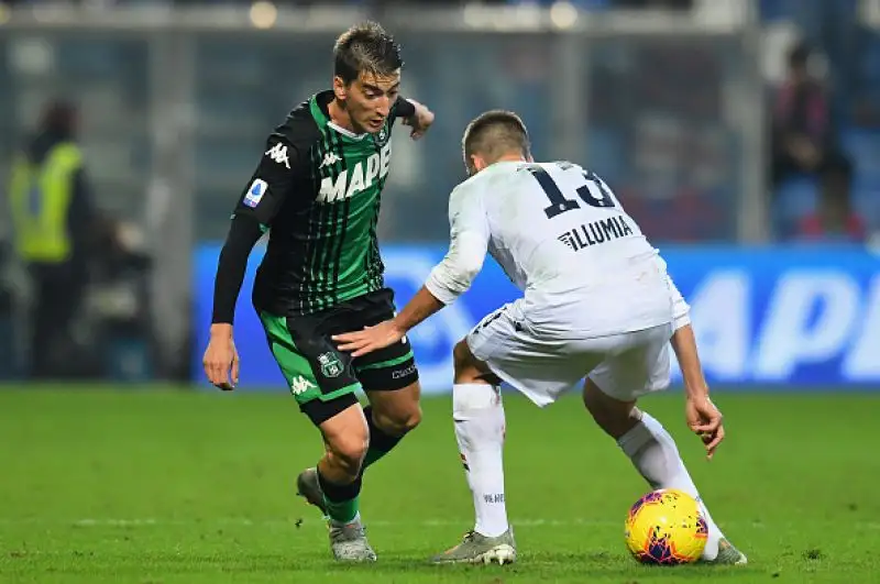 I neroverdi sono andati sul 2-0 con le reti di Caputo e Boga, gli ospiti hanno accorciato con Orsolini prima del gol del definitivo 3-1 ancora di Caputo.