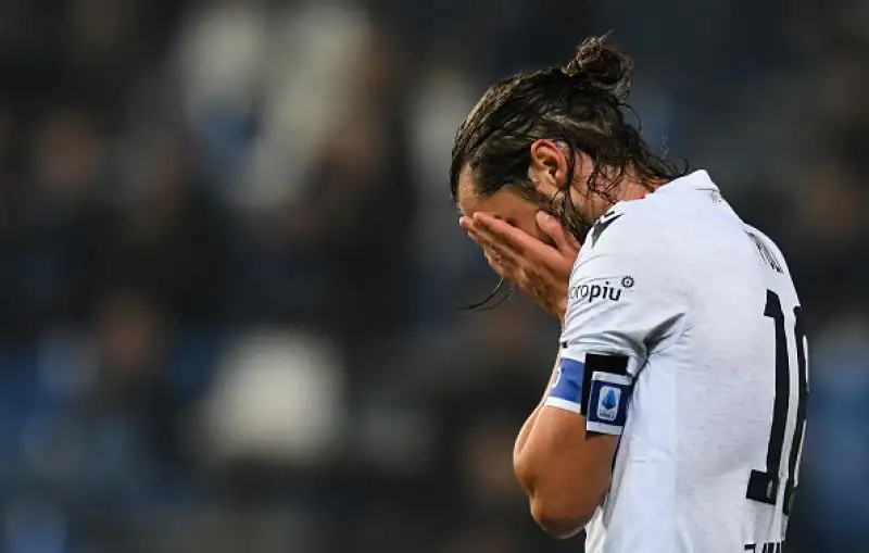 I neroverdi sono andati sul 2-0 con le reti di Caputo e Boga, gli ospiti hanno accorciato con Orsolini prima del gol del definitivo 3-1 ancora di Caputo.