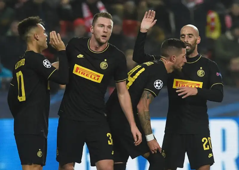 Grande prova degli attaccanti nearoazzurri: due gol per Lautaro Martinez e un gol e un assist per Lukaku. Di Soucek il gol dello Slavia.