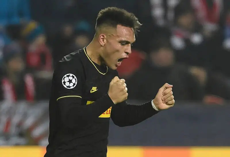 Grande prova degli attaccanti nearoazzurri: due gol per Lautaro Martinez e un gol e un assist per Lukaku. Di Soucek il gol dello Slavia.