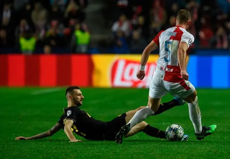 Grande prova degli attaccanti nearoazzurri: due gol per Lautaro Martinez e un gol e un assist per Lukaku. Di Soucek il gol dello Slavia.