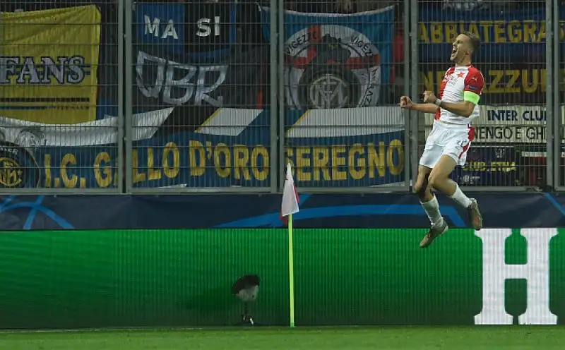 Grande prova degli attaccanti nearoazzurri: due gol per Lautaro Martinez e un gol e un assist per Lukaku. Di Soucek il gol dello Slavia.
