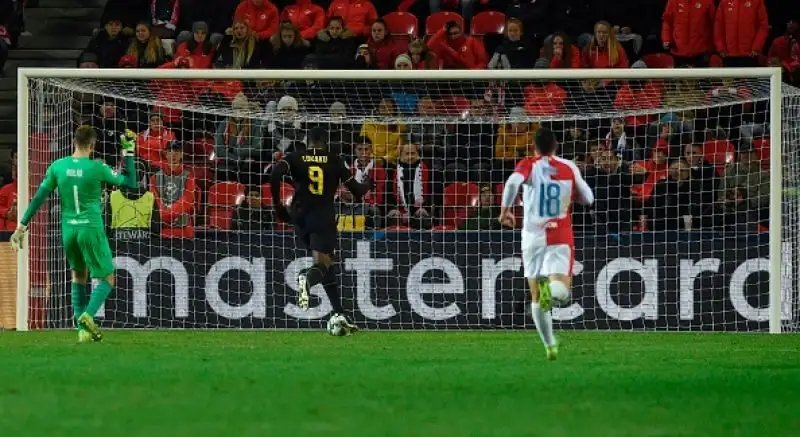 Grande prova degli attaccanti nearoazzurri: due gol per Lautaro Martinez e un gol e un assist per Lukaku. Di Soucek il gol dello Slavia.