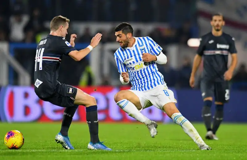 Gioia Sampdoria, Caprari decisivo. Nel posticipo del lunedì, il 26enne entra al 90' e firma la rete della vittoria contro la Spal dopo un minuto.