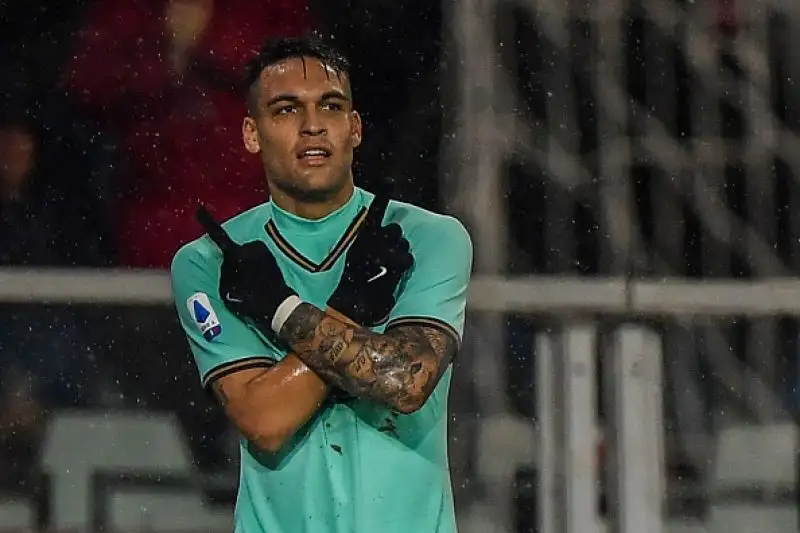 L'Inter risponde alla Juventus: Lautaro-Lukaku show col Torino. Netta affermazione dei nerazzurri che restano in scia alla squadra di Sarri: granata travolti 3-0.