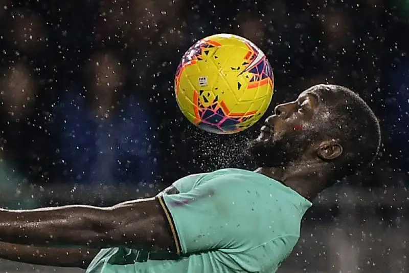 L'Inter risponde alla Juventus: Lautaro-Lukaku show col Torino. Netta affermazione dei nerazzurri che restano in scia alla squadra di Sarri: granata travolti 3-0.
