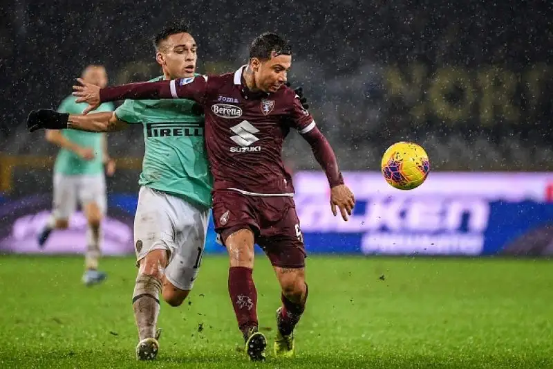 L'Inter risponde alla Juventus: Lautaro-Lukaku show col Torino. Netta affermazione dei nerazzurri che restano in scia alla squadra di Sarri: granata travolti 3-0.