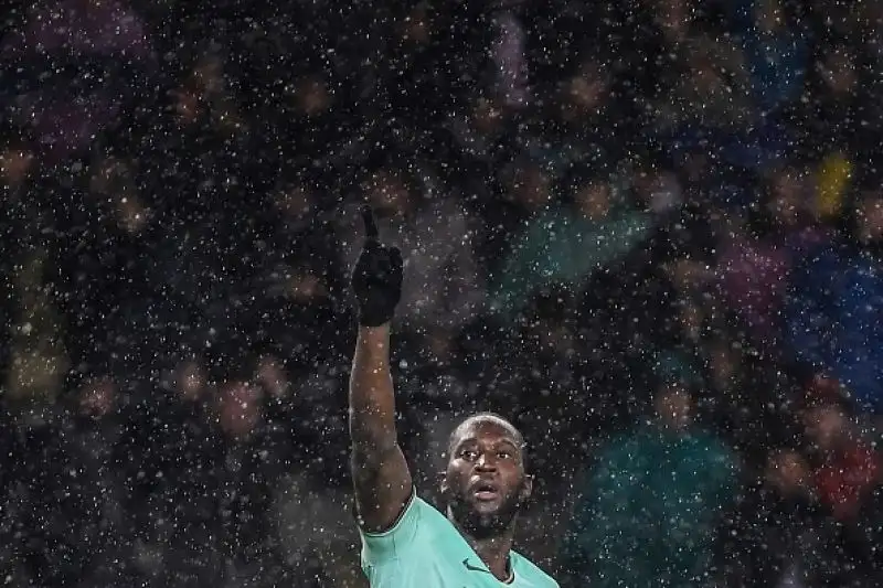 L'Inter risponde alla Juventus: Lautaro-Lukaku show col Torino. Netta affermazione dei nerazzurri che restano in scia alla squadra di Sarri: granata travolti 3-0.