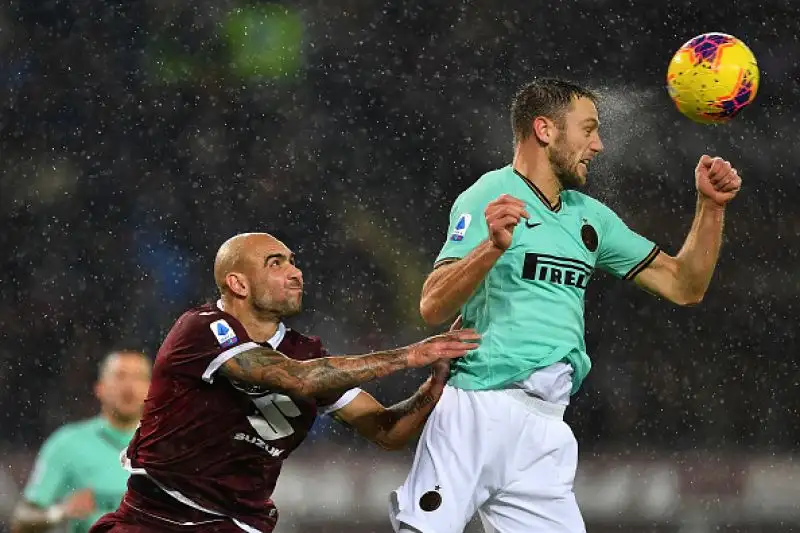 L'Inter risponde alla Juventus: Lautaro-Lukaku show col Torino. Netta affermazione dei nerazzurri che restano in scia alla squadra di Sarri: granata travolti 3-0.