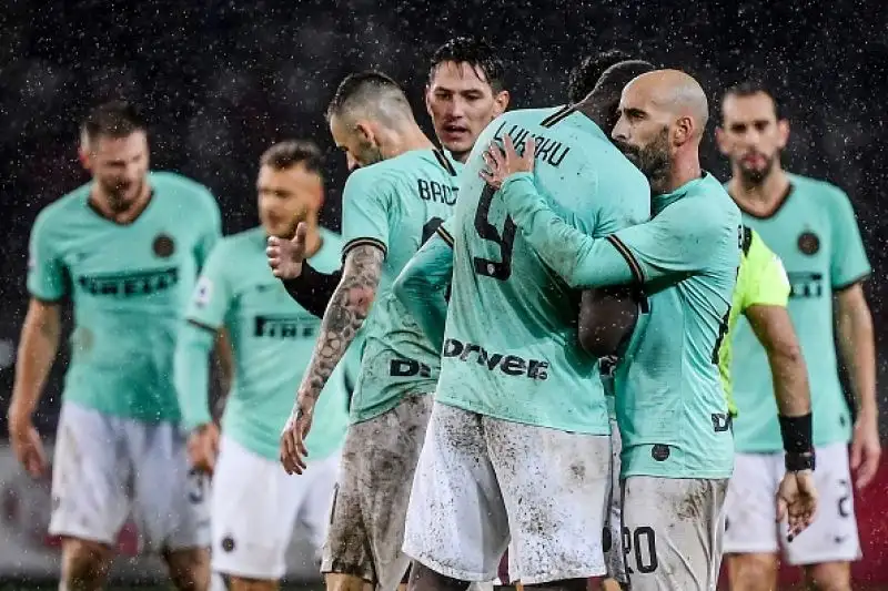 L'Inter risponde alla Juventus: Lautaro-Lukaku show col Torino. Netta affermazione dei nerazzurri che restano in scia alla squadra di Sarri: granata travolti 3-0.