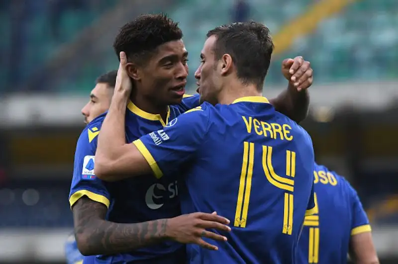 Il Verona ha battuto per 2-1 il Brescia in una partita valida per l'undicesima giornata di campionato:  la decidono Salcedo e Pessina, non basta il gol dello stesso Balotelli all'85'.