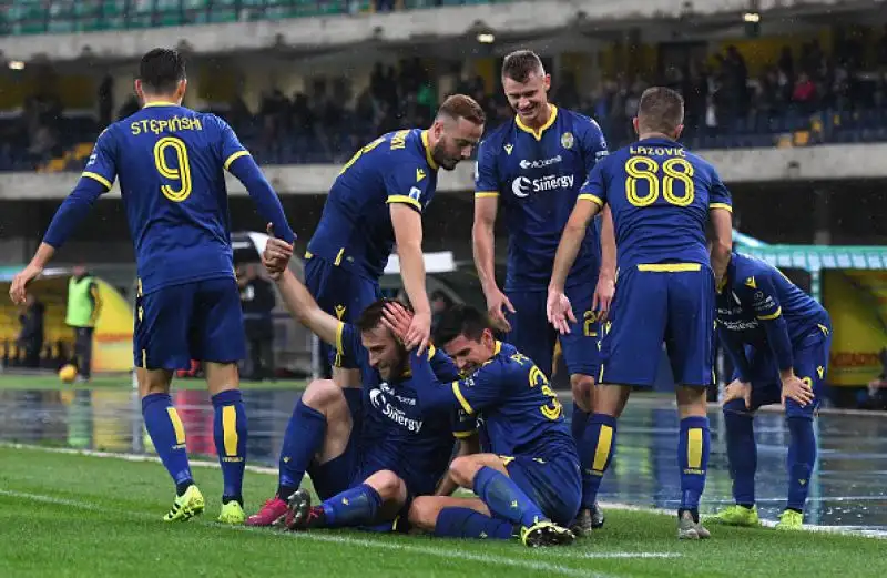 Il Verona ha battuto per 2-1 il Brescia in una partita valida per l'undicesima giornata di campionato:  la decidono Salcedo e Pessina, non basta il gol dello stesso Balotelli all'85'.