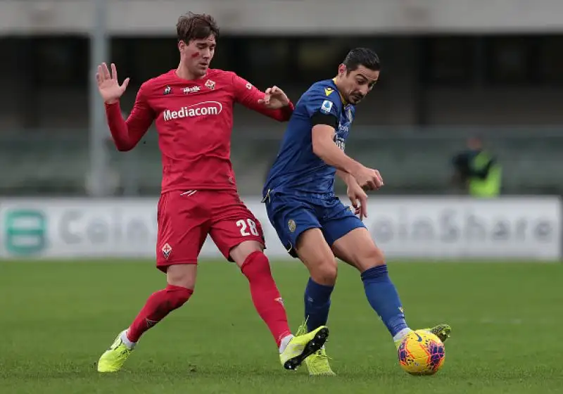Il Verona vola e mette la freccia con Di Carmine. Vittoria e sorpasso sulla Fiorentina per la squadra di Juric.