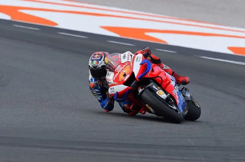 Marquez vince anche l'ultima, Valentino Rossi dietro. Jorge Lorenzo chiude l'ultima corsa della sua carriera al quattordicesimo posto.
