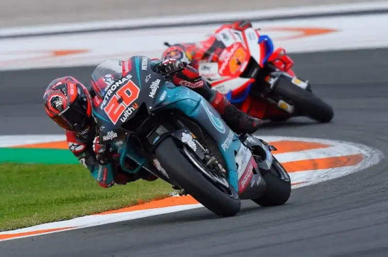 Marquez vince anche l'ultima, Valentino Rossi dietro. Jorge Lorenzo chiude l'ultima corsa della sua carriera al quattordicesimo posto.