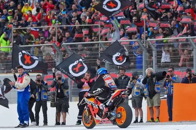 Marquez vince anche l'ultima, Valentino Rossi dietro. Jorge Lorenzo chiude l'ultima corsa della sua carriera al quattordicesimo posto.