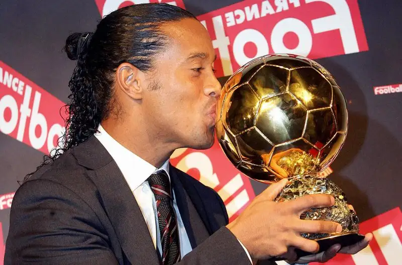 Il 2005 è l’anno di Ronaldinho, fantasista brasiliano in forza al Barcellona.