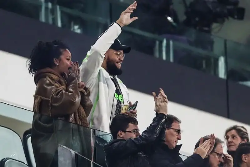 Le foto della affascinante cantante e modella, in tribuna per Juventus-Atletico Madrid.
