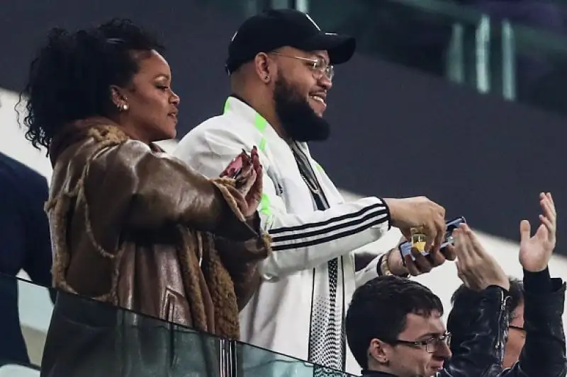 Le foto della affascinante cantante e modella, in tribuna per Juventus-Atletico Madrid.