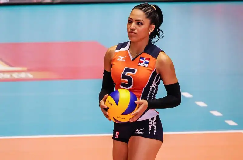 La popolarissima giocatrice della nazionale femminile della Repubblica Dominicana gioca nel ruolo di libero.