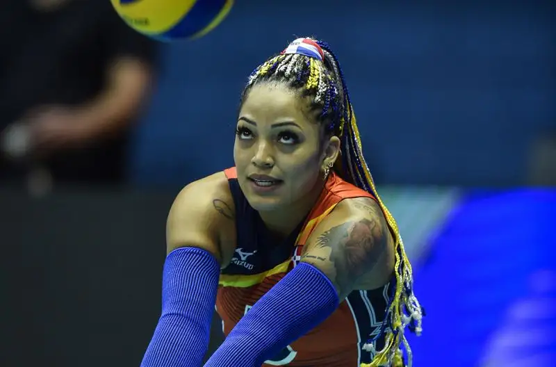 La popolarissima giocatrice della nazionale femminile della Repubblica Dominicana gioca nel ruolo di libero.