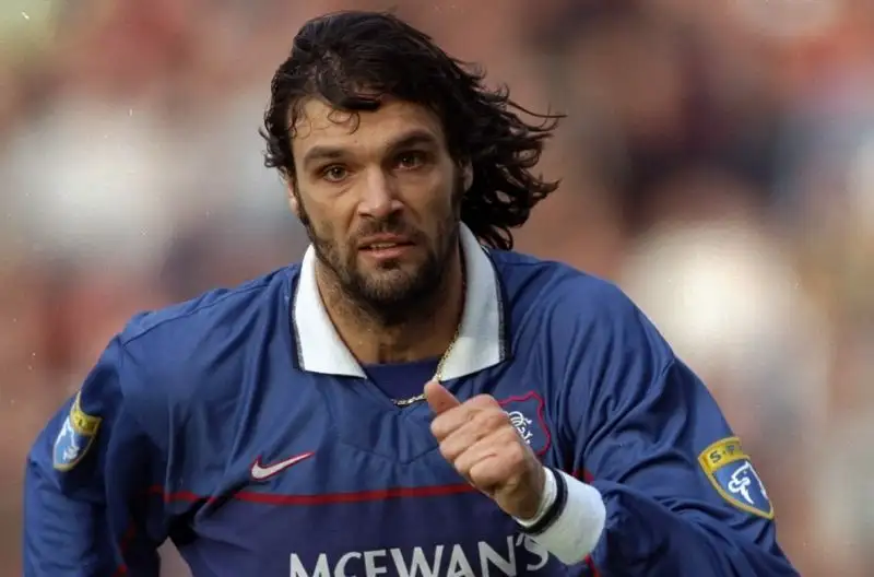 Marco Negri
Capocannoniere, con la maglia dei Rangers, nella Scottish Premier Division 1997-1998