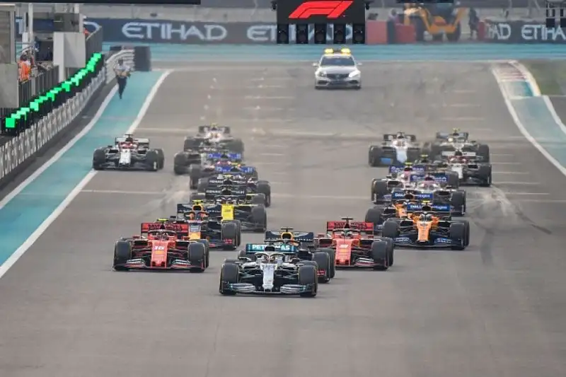Sul podio con il pilota britannico Verstappen e Leclerc, seguiti da Bottas, Vettel e Albon.