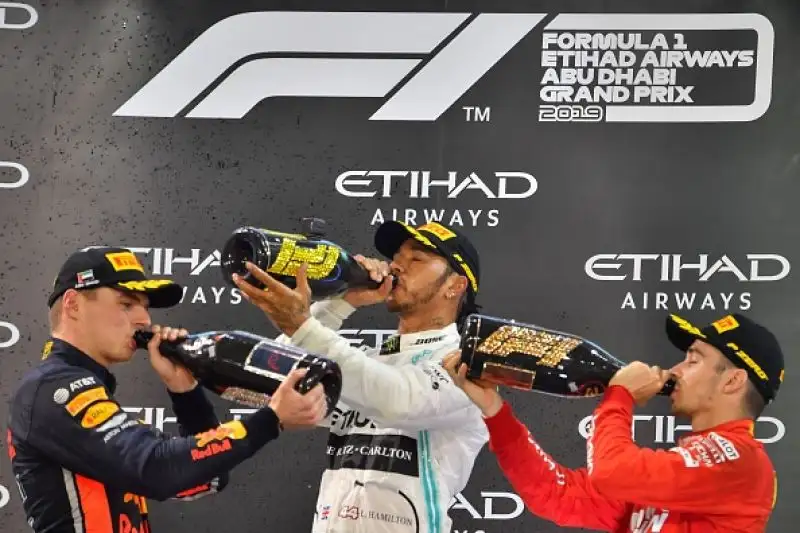 Sul podio con il pilota britannico Verstappen e Leclerc, seguiti da Bottas, Vettel e Albon.