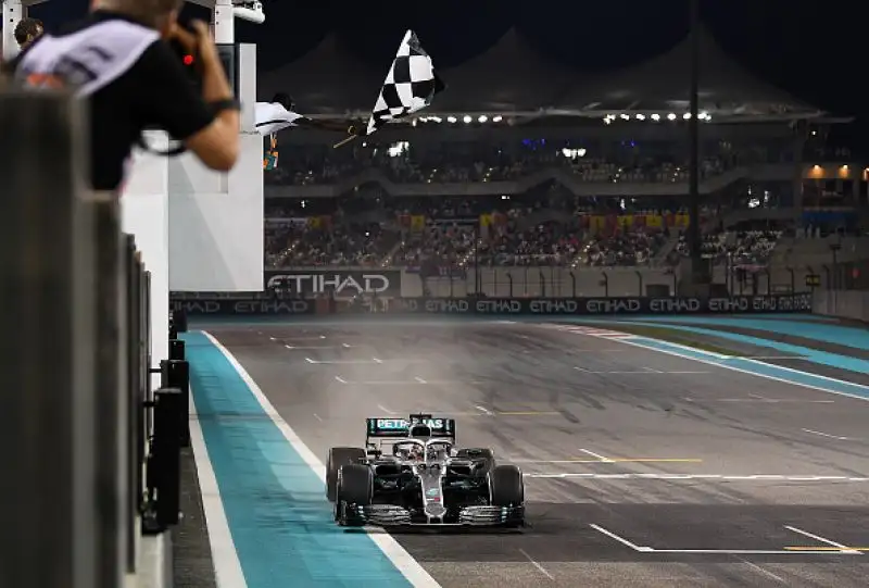 Sul podio con il pilota britannico Verstappen e Leclerc, seguiti da Bottas, Vettel e Albon.