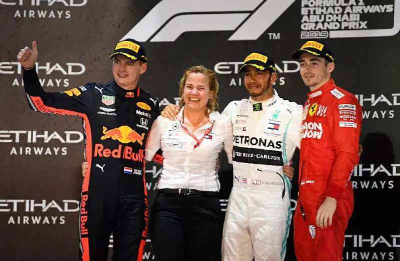 Sul podio con il pilota britannico Verstappen e Leclerc, seguiti da Bottas, Vettel e Albon.