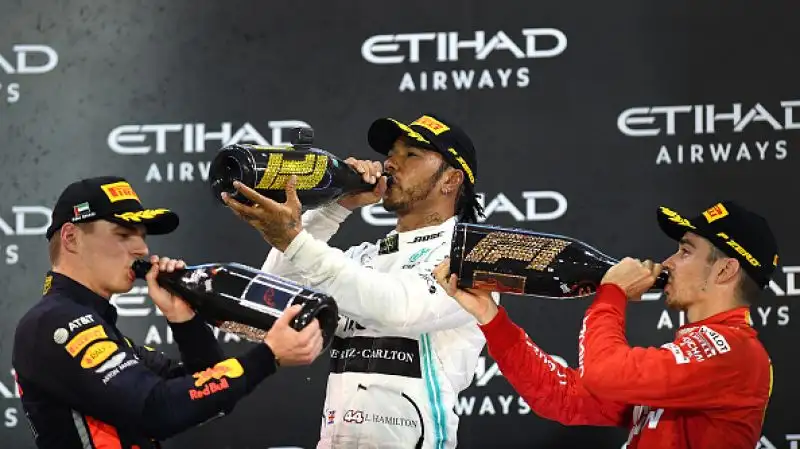 Sul podio con il pilota britannico Verstappen e Leclerc, seguiti da Bottas, Vettel e Albon.