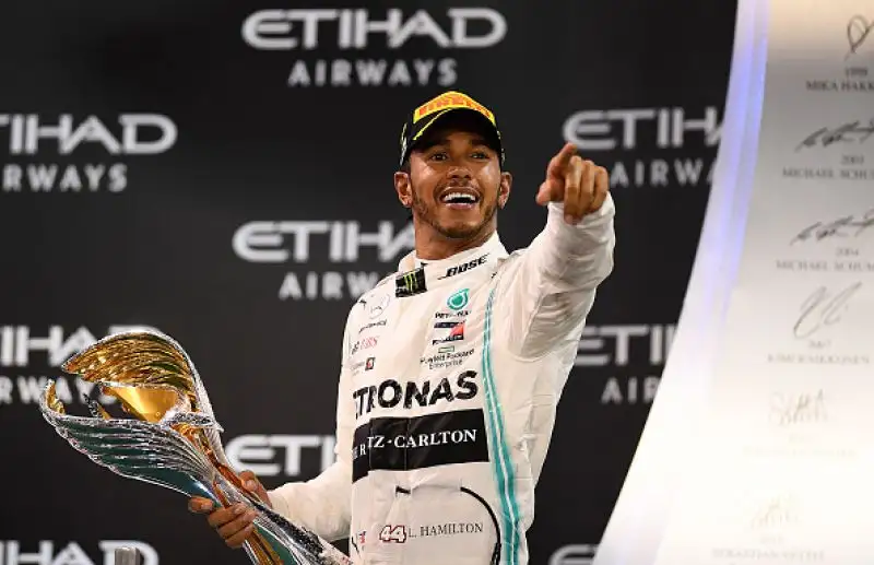Sul podio con il pilota britannico Verstappen e Leclerc, seguiti da Bottas, Vettel e Albon.