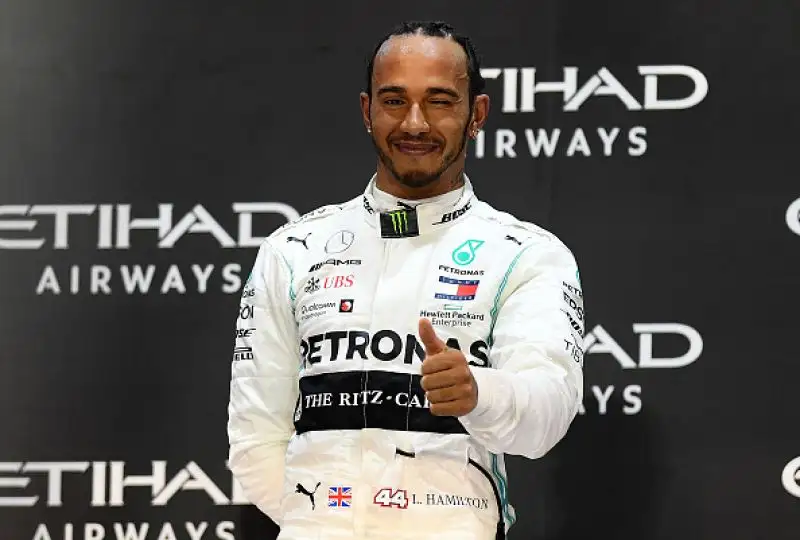 Sul podio con il pilota britannico Verstappen e Leclerc, seguiti da Bottas, Vettel e Albon.