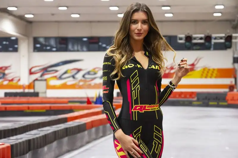 Le immagini della modella immortalata da Cristian Lovati alla Go-Kart TV Merry Christmas Edition
Dalle due alle quattro ruote lo spettacolo non lo fanno solo i piloti