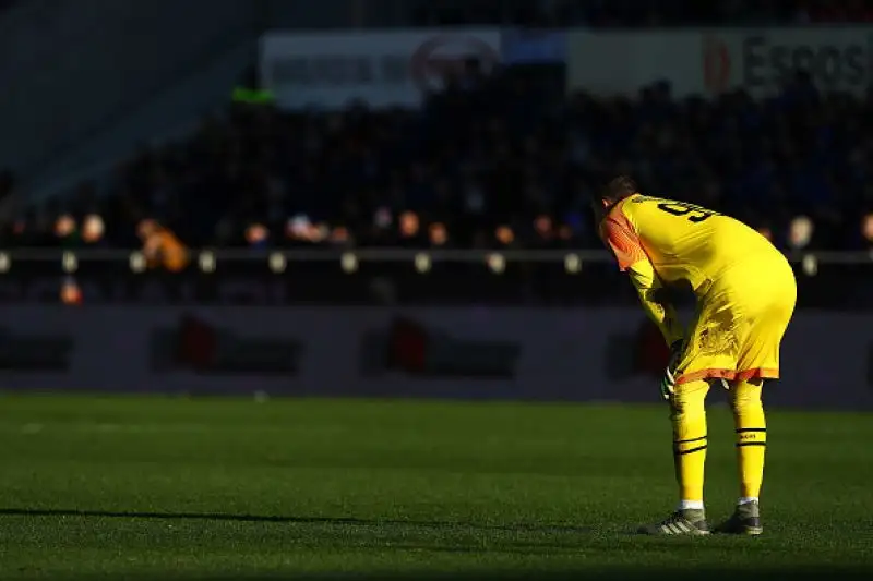Le foto dello sconforto e dell'amarezza dei giocatori rossoneri, travolti per 5-0 a Bergamo.